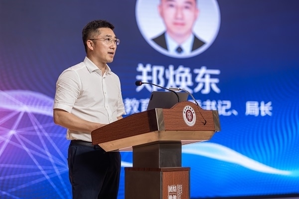  溫州市教育局黨委書記、局長鄭煥東講話。溫州市教育局供圖
