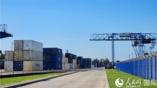  布列斯特北站，堆滿了來自中國的貨物。人民網(wǎng)記者 王震攝