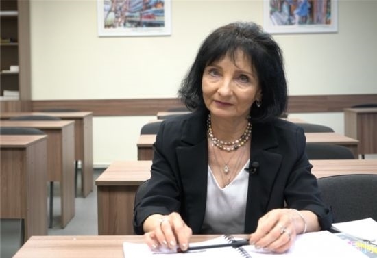 阿拉在白大孔院接受記者采訪。人民網(wǎng)記者 皇甫萬里攝