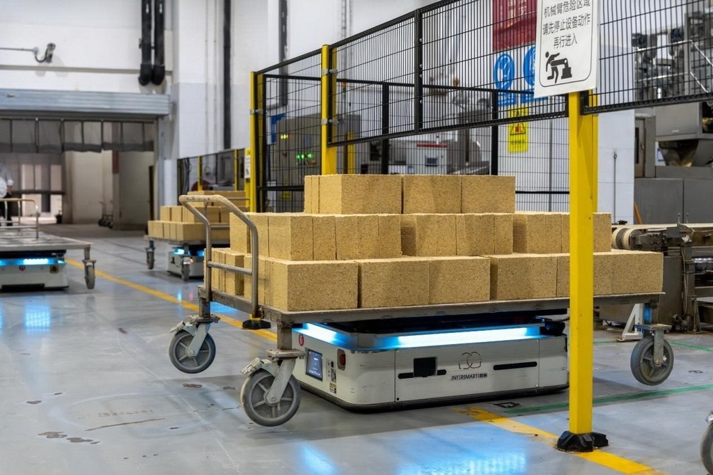 在701制曲車間，運輸機器人等智能化設(shè)備已實現(xiàn)規(guī)?；瘧?。王哲攝