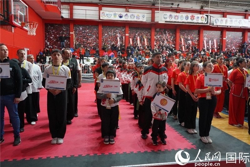 圖為開幕式現(xiàn)場(chǎng)運(yùn)動(dòng)員入場(chǎng)儀式。人民網(wǎng)記者 許放攝