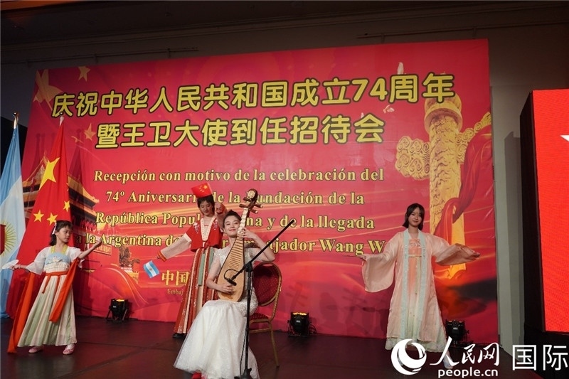 圖為招待會(huì)現(xiàn)場中國傳統(tǒng)樂器演奏和舞蹈展示。人民網(wǎng)記者 許放攝