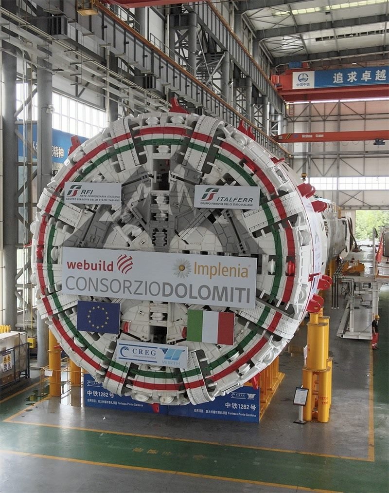 圖為中鐵裝備集團(tuán)盾構(gòu)總裝車間。人民網(wǎng)記者 唐宋攝