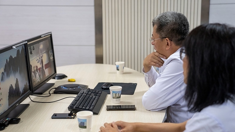 新疆醫(yī)科大學(xué)第一附屬醫(yī)院專家團(tuán)隊(duì)與哈薩克斯坦國(guó)立科學(xué)研究中心的專家對(duì)患者進(jìn)行跨國(guó)遠(yuǎn)程會(huì)診。人民網(wǎng)記者 許崢攝