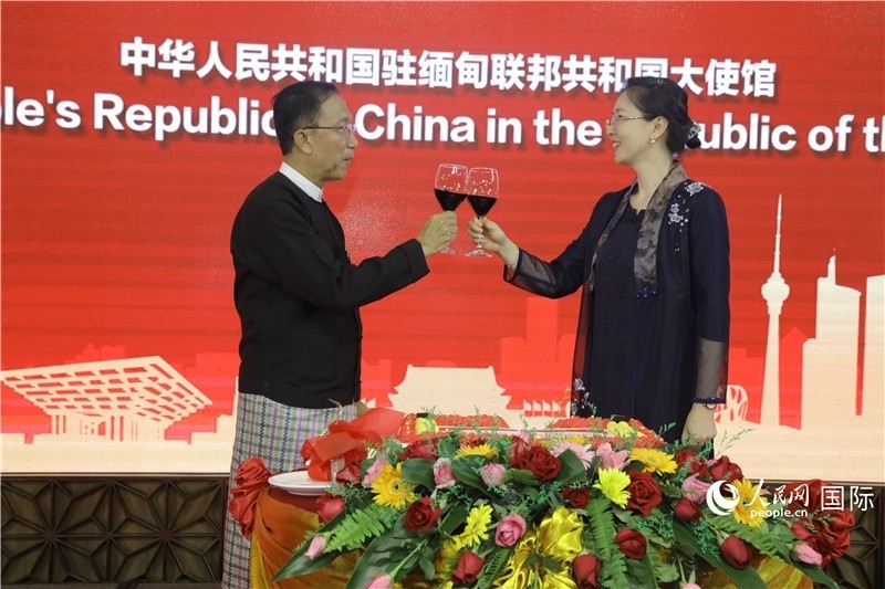 圖為曹靜臨時代辦與溫欣副總理祝酒。人民網(wǎng)記者 謝佳君攝