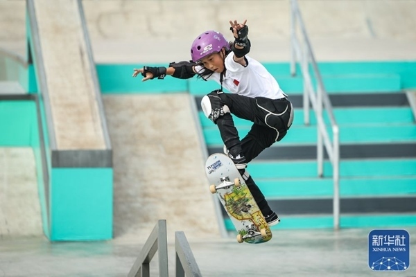 9月27日，中國(guó)選手崔宸曦在比賽中。當(dāng)日，在錢塘輪滑中心舉行的杭州亞運(yùn)會(huì)女子街式?jīng)Q賽中，中國(guó)選手崔宸曦以242.62分的成績(jī)奪得冠軍，曾文蕙獲得亞軍，日本選手伊藤美優(yōu)獲得季軍。新華社記者 潘昱龍攝