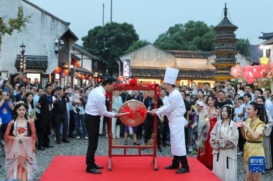 9月27日拍攝的2023年南翔國潮大會暨第十七屆上海南翔小籠文化展開幕儀式現(xiàn)場。