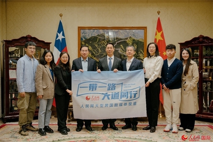 牛清報大使（中）與人民網(wǎng)、人民日報社記者合影。 人民網(wǎng)記者 張若涵攝