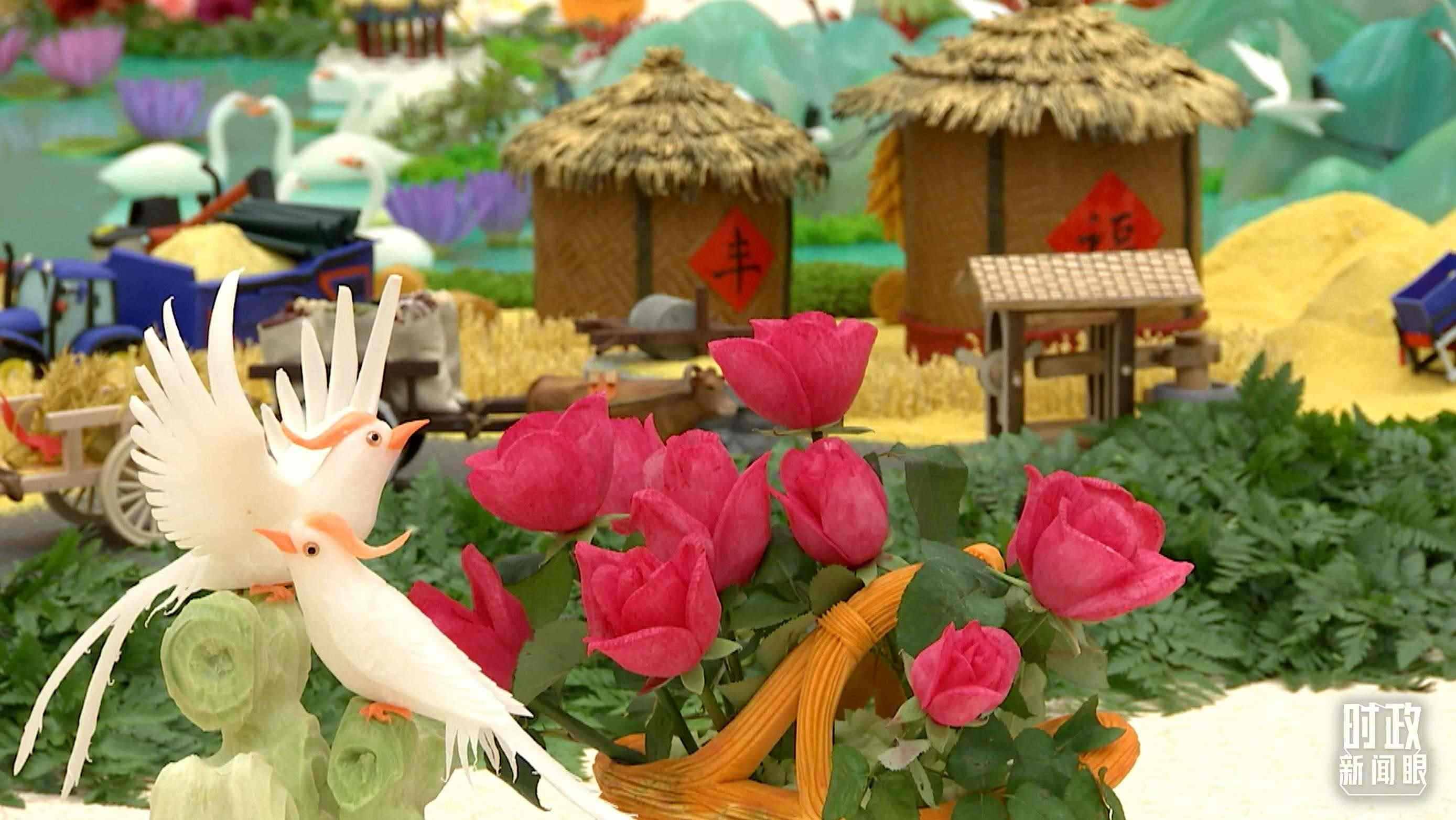 △宴會(huì)廳內(nèi)，節(jié)日氛圍濃郁。