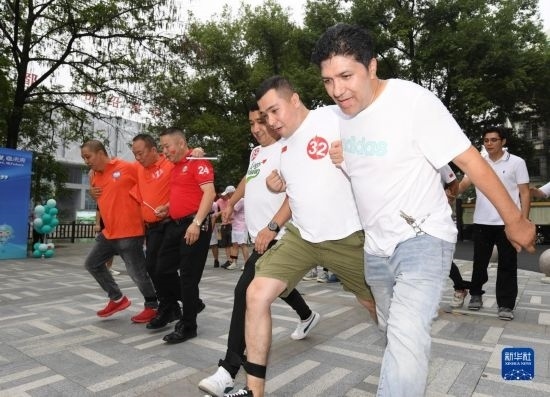 9月28日，在柯橋柯亭社區(qū)，各民族居民參加趣味運(yùn)動(dòng)會(huì)。