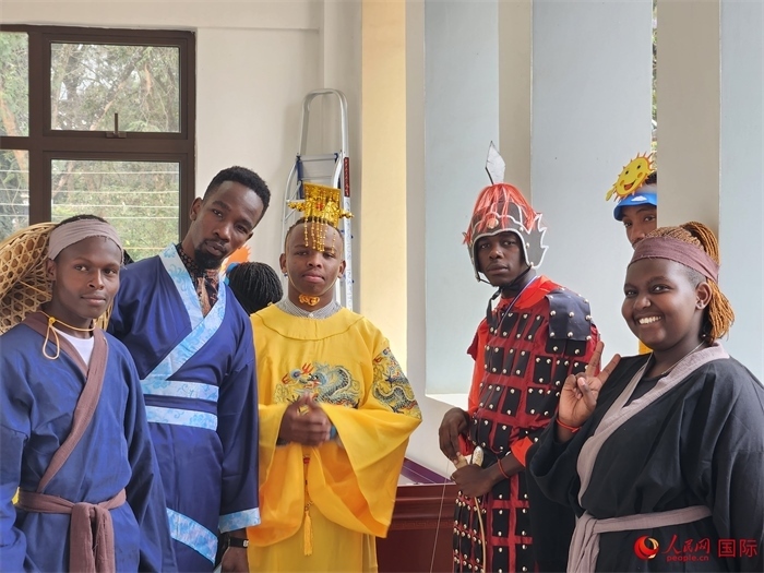 28日，肯尼亞內(nèi)羅畢大學(xué)孔子學(xué)院舉行“詩劇頌中秋，中肯共月明”中秋慶典，情景劇《嫦娥奔月》部分演員合影。人民網(wǎng)記者 黃煒鑫攝