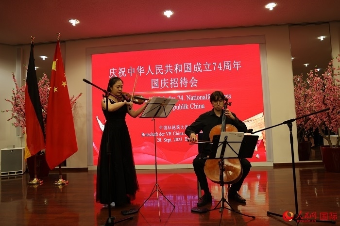 青年音樂家為來賓們現(xiàn)場演奏《我和我的祖國》。人民網(wǎng)記者 劉仲華攝