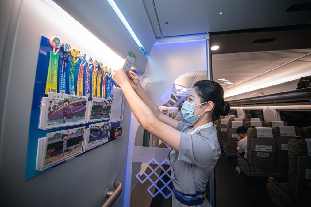 2023年9月16日，復(fù)興號(hào)亞運(yùn)智能動(dòng)車(chē)組列車(chē)正式載客運(yùn)營(yíng)。新華社記者 江漢 攝