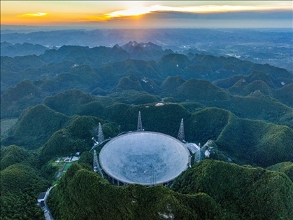 “中國天眼”全景（維護(hù)保養(yǎng)期間拍攝）。新華社記者 歐東衢 攝