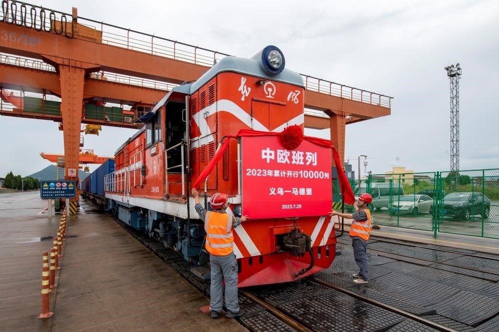 △2023年7月29日，滿載110個標箱出口貨物的X8020次中歐班列從浙江義烏西站準備啟程。