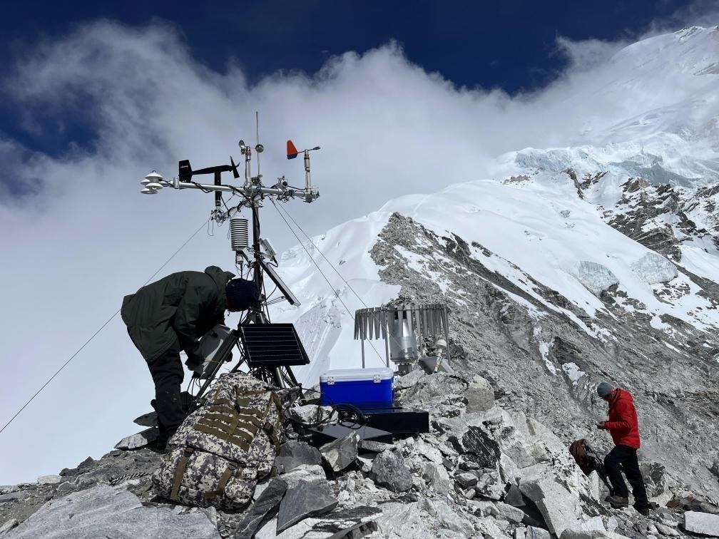 科考隊(duì)員在海拔6450米架設(shè)自動(dòng)氣象站（9月25日攝）。（圖片由第二次青藏科考隊(duì)科考隊(duì)員提供）