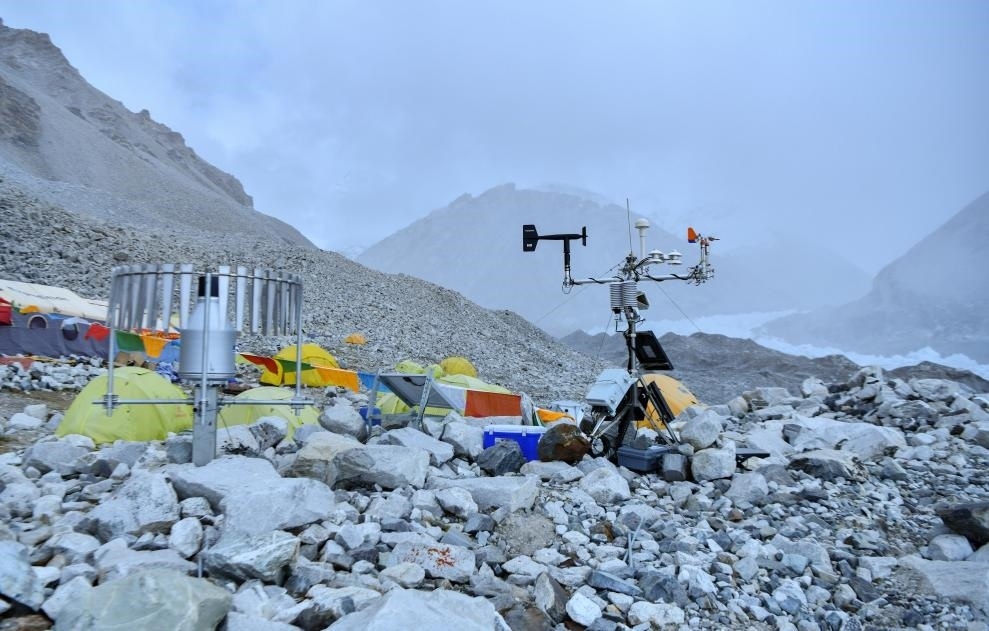 位于海拔5700米卓奧友峰前進(jìn)營地的自動(dòng)氣象站（9月29日攝）。新華社記者晉美多吉 攝