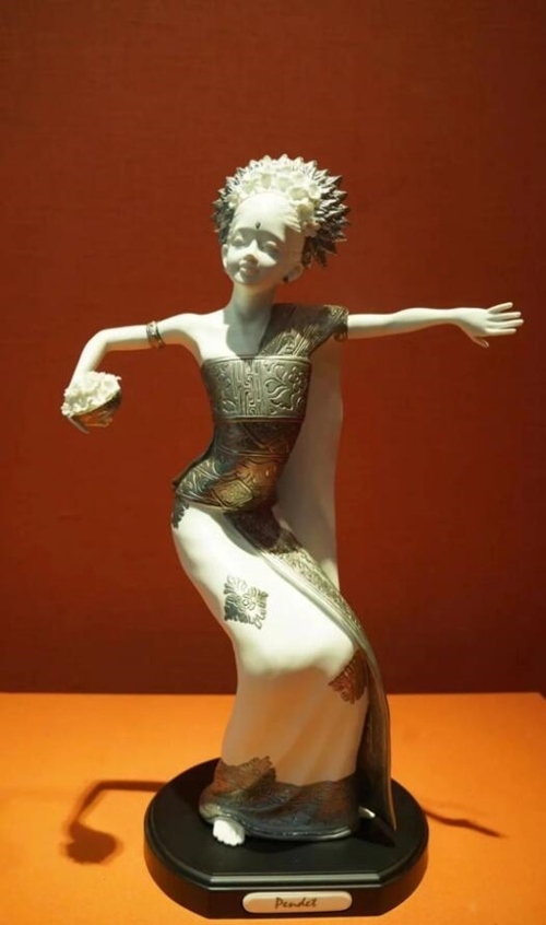 2013年10月，時任印度尼西亞總統(tǒng)蘇西洛贈送習近平主席的鑲錫瓷塑舞者。