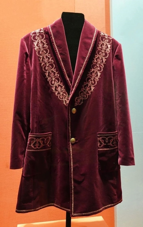 2013年9月，時任哈薩克斯坦總統(tǒng)納扎爾巴耶夫贈送習近平主席的哈薩克斯坦民族服裝。