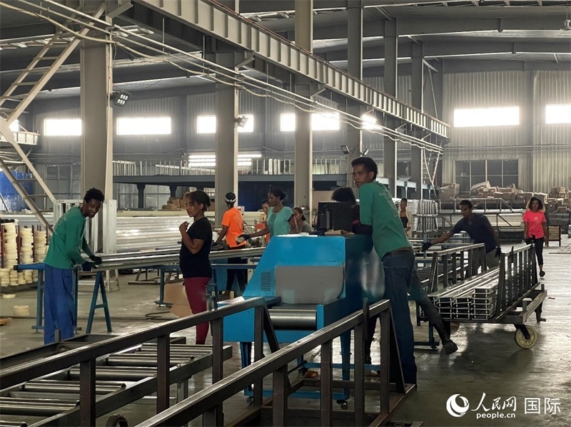 東方工業(yè)園華嘉鋁業(yè)生產(chǎn)車間。人民網(wǎng)記者 趙艷紅攝