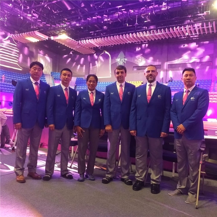 詹多斯·基亞諾夫與各國裁判員合影（左二）。 受訪者供圖