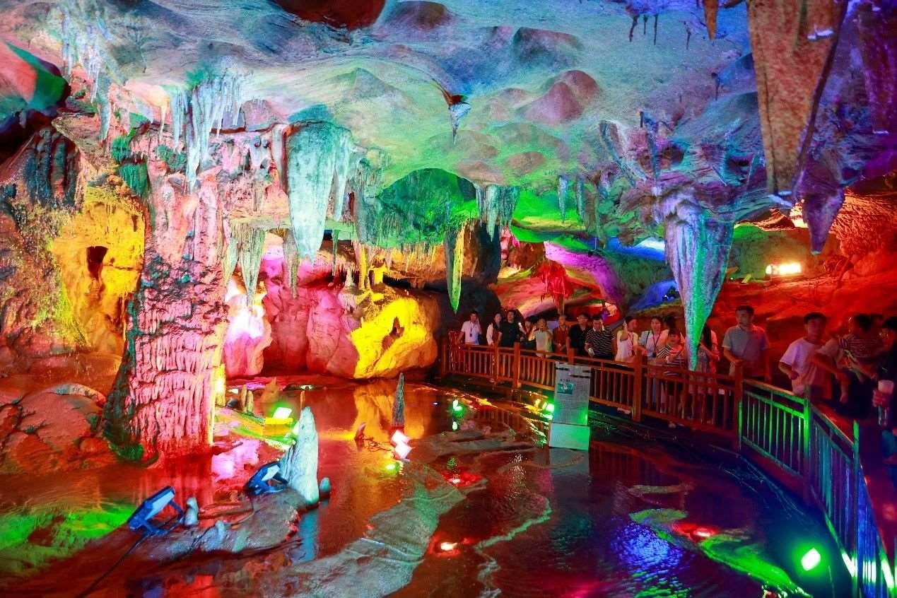 國慶假期期間，江西萬年神農(nóng)宮景區(qū)游人如織。受訪者供圖