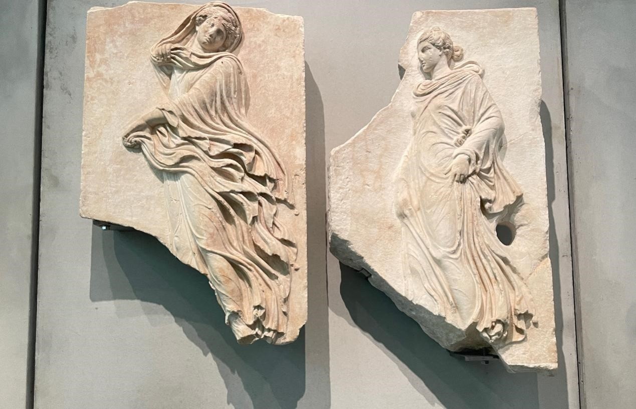 出自酒神劇場(chǎng)的浮雕，刻畫了舞者的形象。人民網(wǎng)記者 郭冠華攝