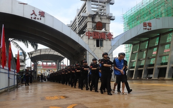 移交現(xiàn)場。公安部供圖