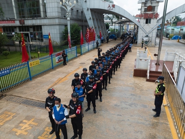 移交現(xiàn)場。公安部供圖