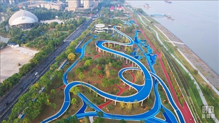 △俯瞰長江國家文化公園九江城區(qū)段。（總臺(tái)記者李海峰拍攝）