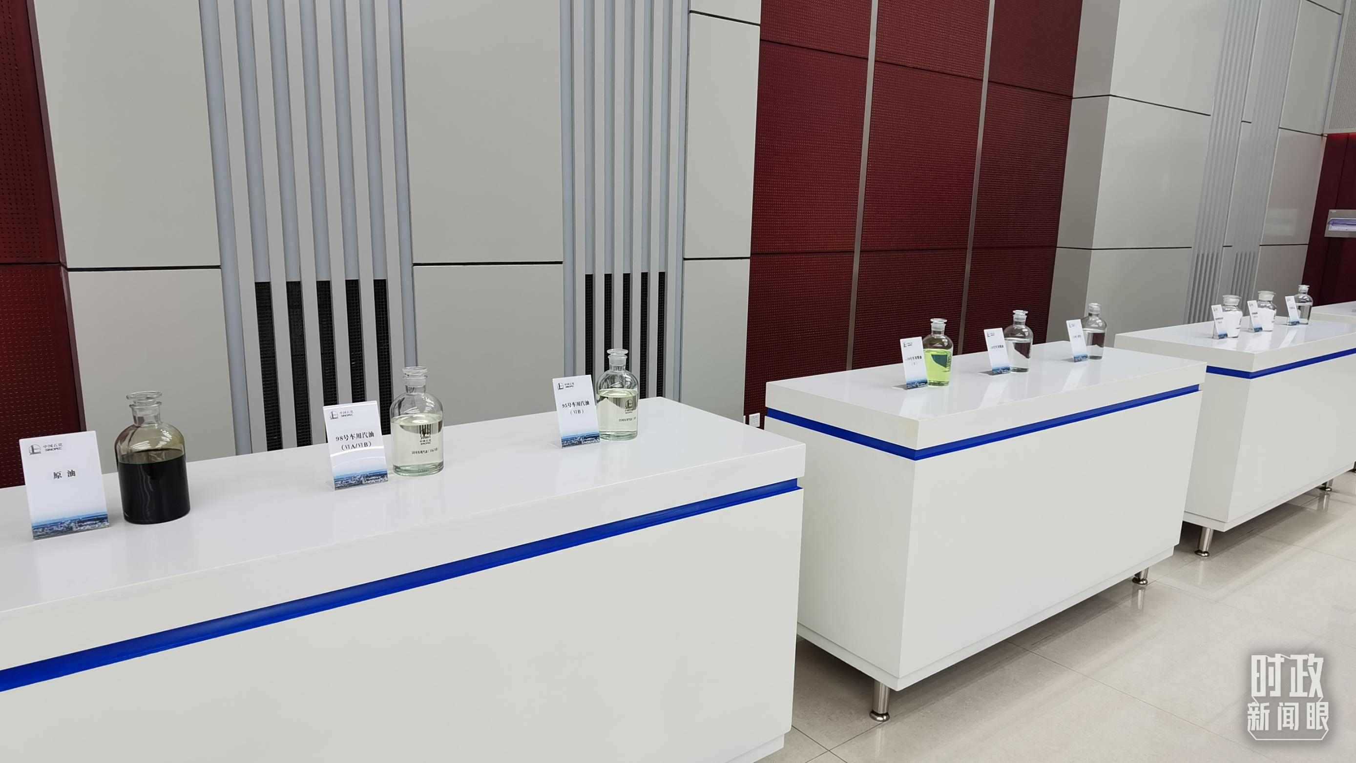 △中國石化九江分公司生產(chǎn)的產(chǎn)品展示。（總臺(tái)央視記者郭鴻拍攝）