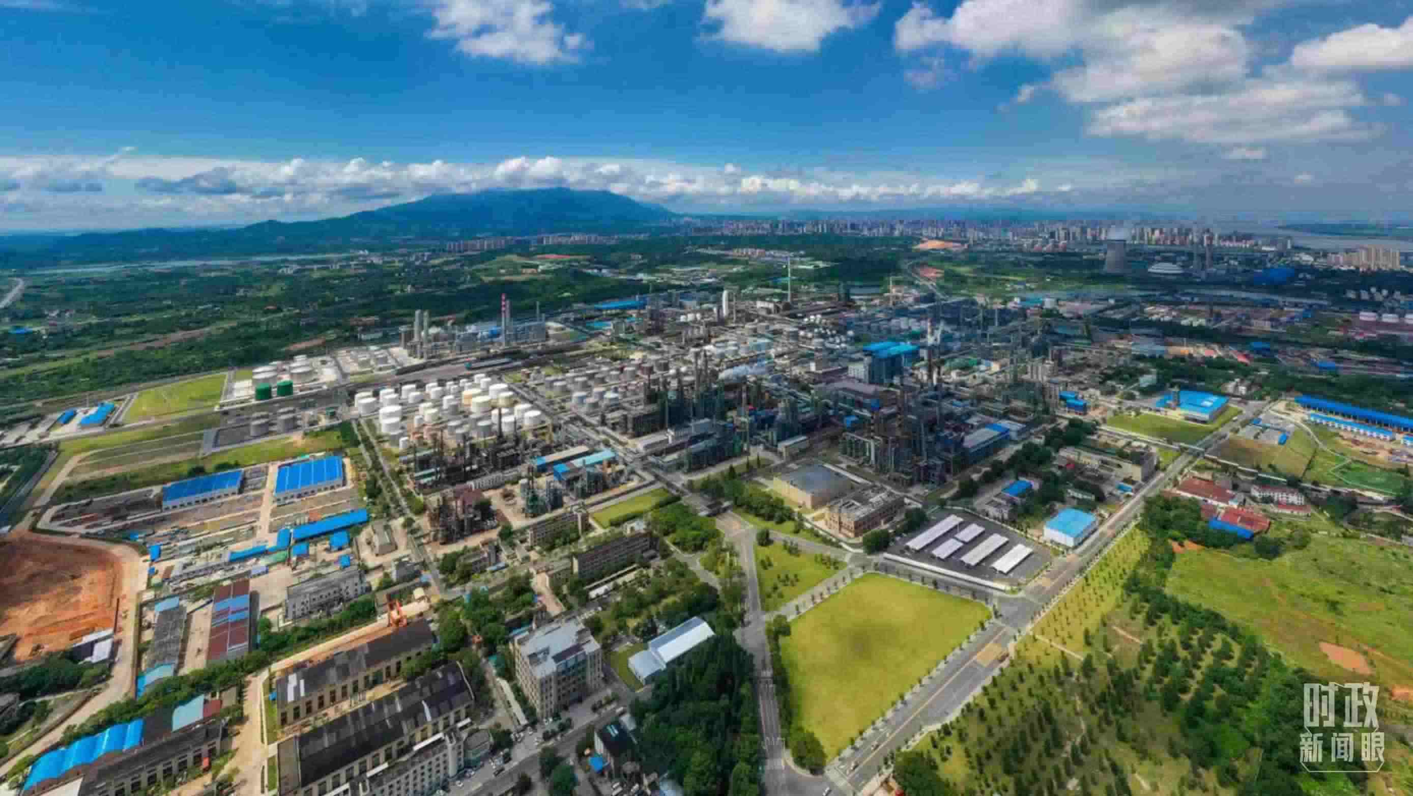 △中國石化九江分公司。（總臺(tái)記者劉陽拍攝）