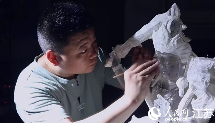 正在精雕細(xì)琢的東海水晶。 人民網(wǎng) 范堯攝