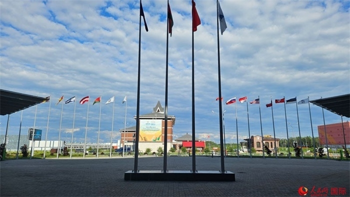 中白工業(yè)園內(nèi)，多國(guó)國(guó)旗飄揚(yáng)。園區(qū)已有來(lái)自16個(gè)國(guó)家和地區(qū)的企業(yè)入駐。人民網(wǎng)記者 朱虹攝