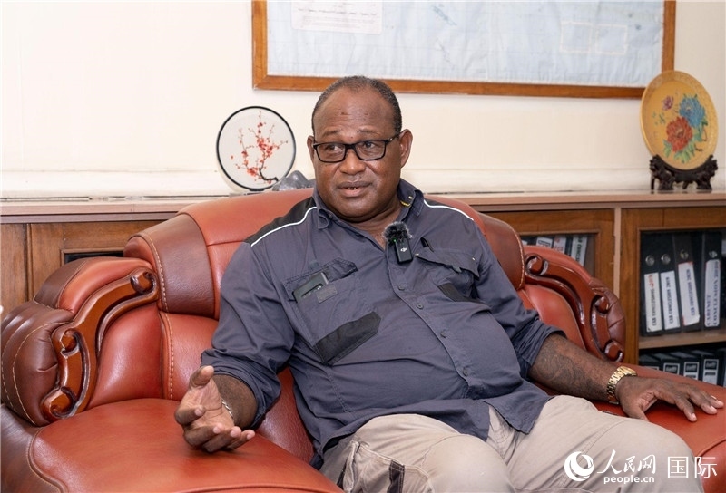 2023年9月13日，所羅門群島副總理兼基礎(chǔ)設(shè)施和發(fā)展部長梅納西·梅蘭加在首都霍尼亞拉接受人民網(wǎng)記者專訪。人民網(wǎng) 賀吉攝