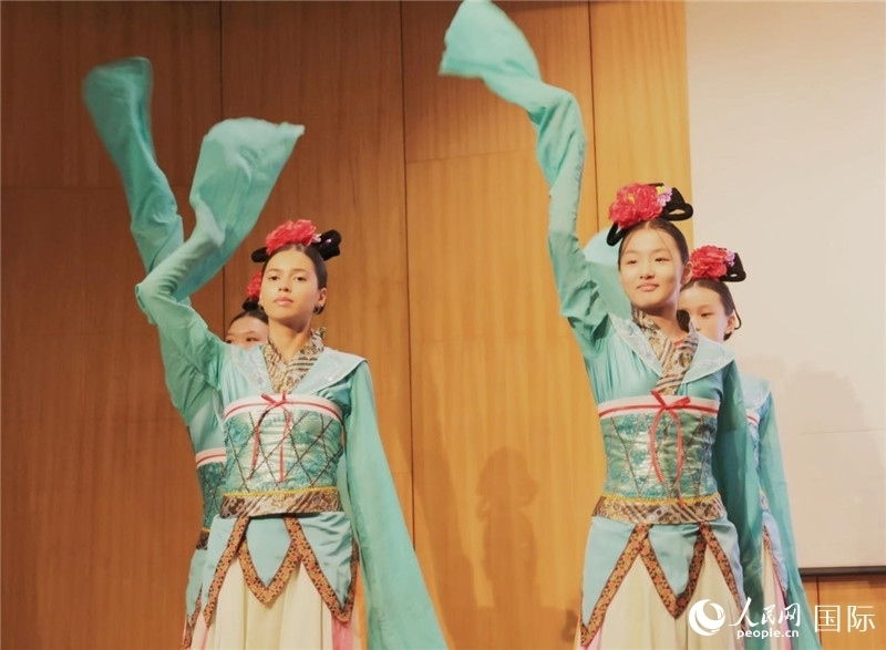 兩國(guó)文化志愿者共同表演中國(guó)傳統(tǒng)舞蹈。人民網(wǎng)記者 陳海琪攝