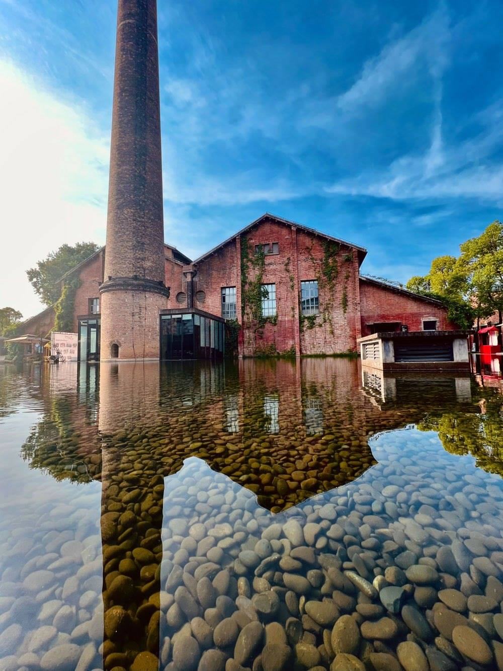 ↑景德鎮(zhèn)陶溪川文創(chuàng)街區(qū)一景（2023年5月15日攝）。