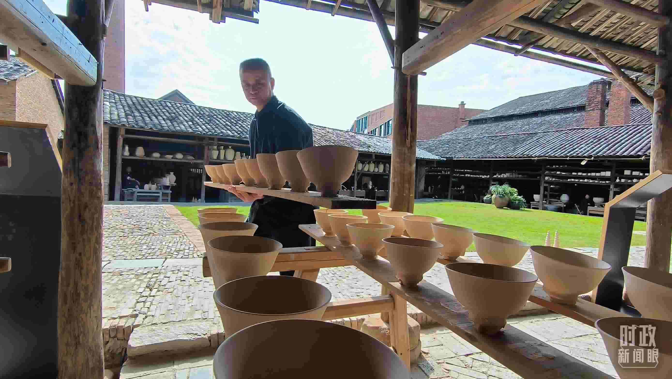 △匠人正在晾曬陶瓷制品。（總臺央視記者范凱拍攝）