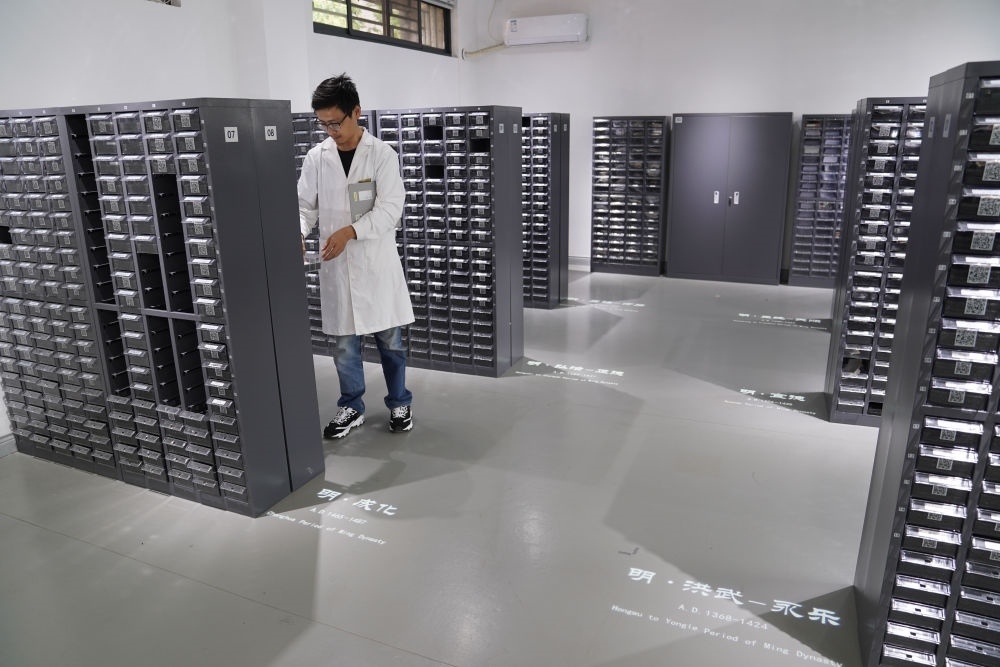 ↑工作人員在古陶瓷基因庫里工作（2023年5月16日攝）。
