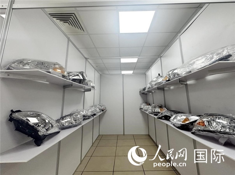 在位于莫斯科格林伍德國際貿(mào)易中心的浙江寧波優(yōu)質(zhì)商品展銷中心內(nèi)，展示著來自浙江寧波慈溪市的汽車配件樣品。人民網(wǎng)記者 申佳平攝