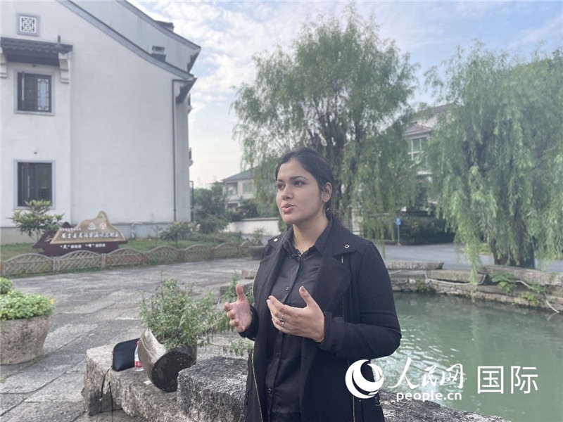 孟加拉國(guó)Channel 24電視頻道主持人伊斯拉特·阿敏在安吉接受記者采訪。人民網(wǎng)記者 張榮攝