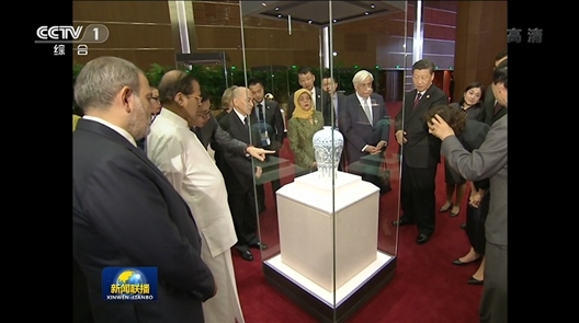 2019年5月15日，中外領(lǐng)導(dǎo)人共同參觀“大美亞細(xì)亞——亞洲文明展”。（視頻截圖）