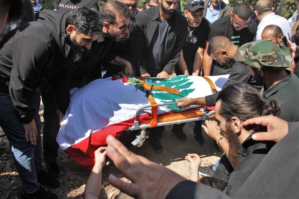 10月14日，黎巴嫩南部希亞姆鎮(zhèn)，黎巴嫩記者和民眾為在以色列轟炸中死亡的攝影記者伊薩姆·阿卜杜拉送葬。新華社發(fā)（塔希爾·阿布·哈姆丹攝）