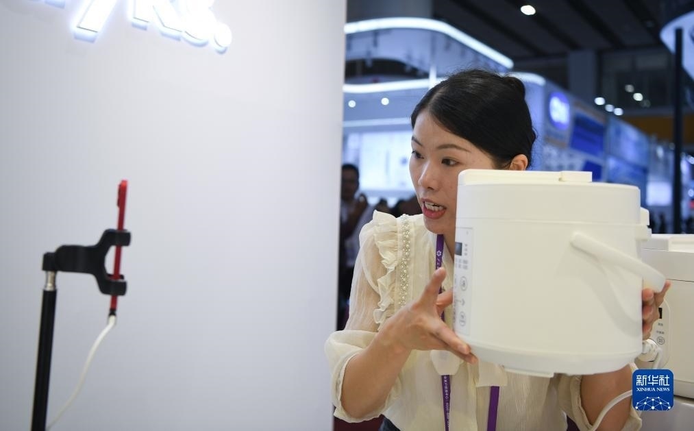 10月15日，參展的工作人員在展臺直播介紹家電產(chǎn)品。新華社記者 鄧華 攝