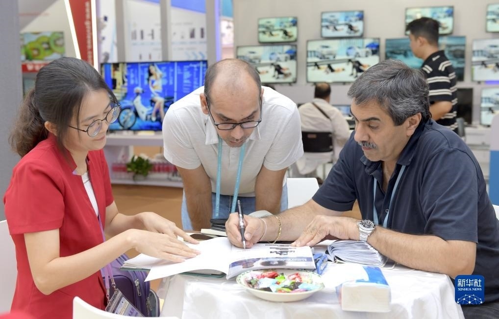 10月15日，客商在廣交會上洽談業(yè)務(wù)。新華社記者 盧漢欣 攝