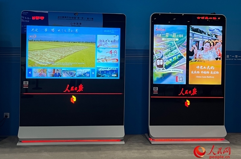 位于新聞中心的人民日報電子閱報欄。人民網(wǎng)記者 杜燕飛攝