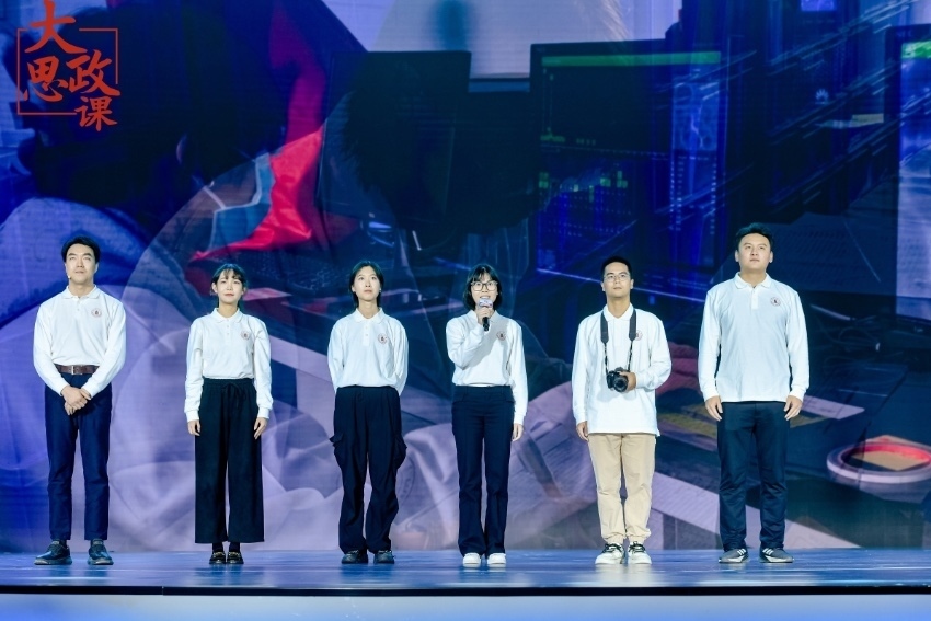 四川大學(xué)三星堆遺址考古隊隊長、考古文博學(xué)院教授黎海超和四川大學(xué)三星堆遺址考古隊隊員們