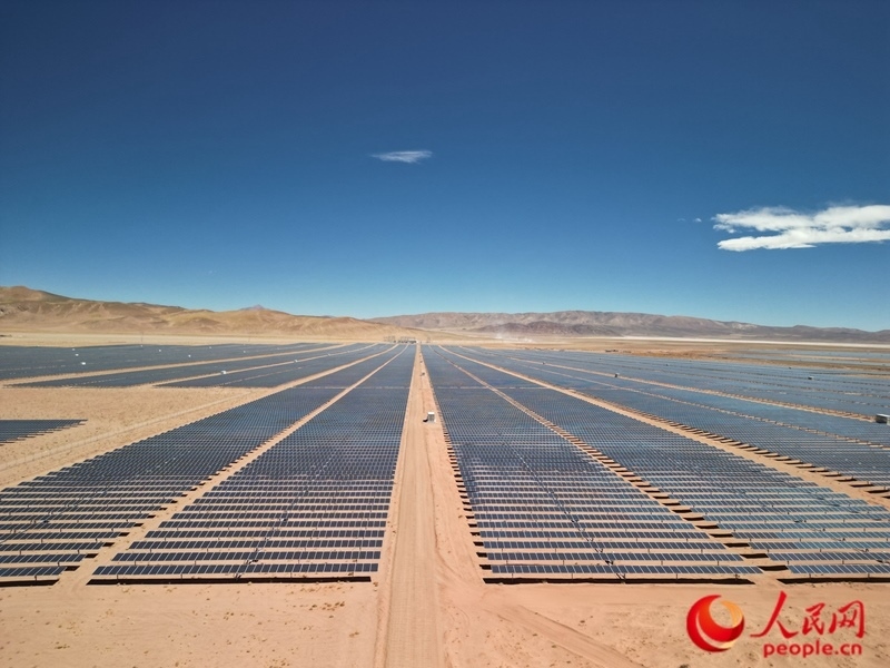高查瑞光伏電站次第排開的光伏板（局部）。人民網(wǎng)記者 張若涵攝