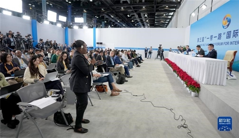 10月16日，第三屆“一帶一路”國(guó)際合作高峰論壇新聞中心在北京國(guó)家會(huì)議中心舉行首場(chǎng)吹風(fēng)會(huì)，邀請(qǐng)自然資源部國(guó)際合作司和相關(guān)單位負(fù)責(zé)人介紹有關(guān)情況，并回答記者提問(wèn)。新華社記者 王毓國(guó)攝