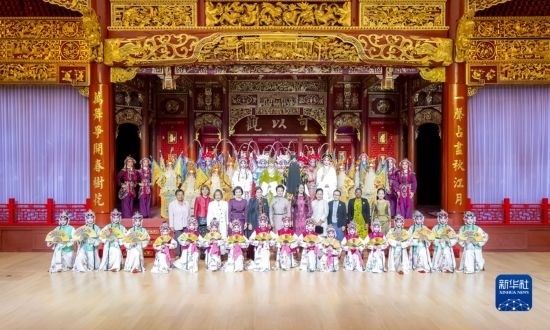  10月18日上午，國家主席習近平夫人彭麗媛邀請出席第三屆“一帶一路”國際合作高峰論壇的外方領導人夫人參觀中國工藝美術館（中國非物質文化遺產(chǎn)館）。這是彭麗媛同外方領導人夫人與文藝演出演職人員合影。新華社記者 丁林 攝